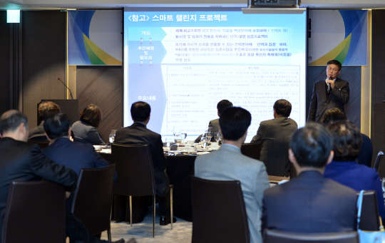 미래창조과학부가 주최하고 디지털타임스,한국전자통신연구원,융합연구정책센터 KIST,한국과학기술기획평가원이 주관하는 '제7차 과학ICT융합포럼'이 지난 18일 서울 중구 태평로 더  플라자호텔에서 열렸다. 이날 행사에서 강성주 미래창조과학부 국장이 '2015년 창조비타민 사업과 빅데이터 전략'을 주제로 발표하고 있다.     사진=김민수기자 ultrartist@